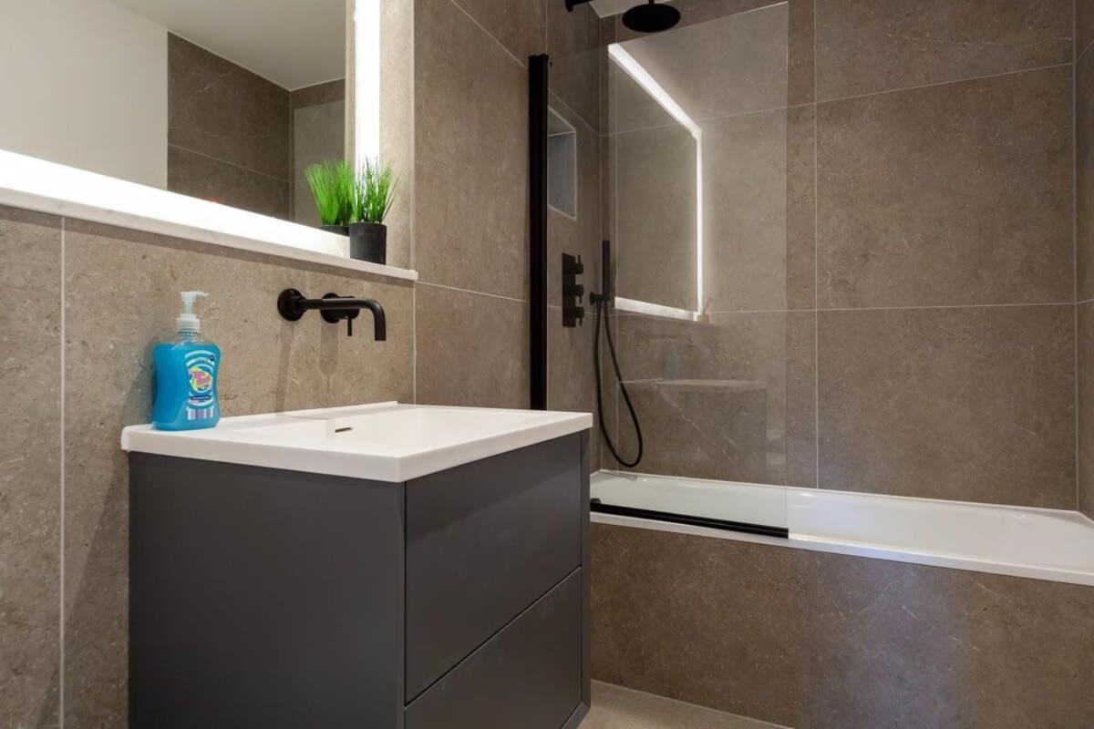 Modern 2 Bedroom Apartment In Wimbledon Londen Buitenkant foto